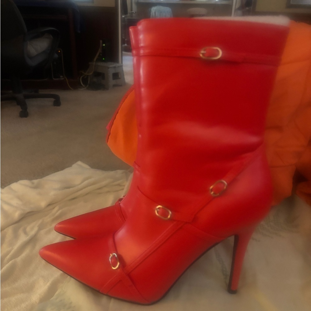 Womens Voliet color pointed toe boots size 8.5 New